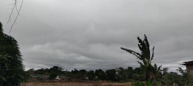 Céu nublado e clima frio durante friagem registrada no Acre no Dia das Mães.