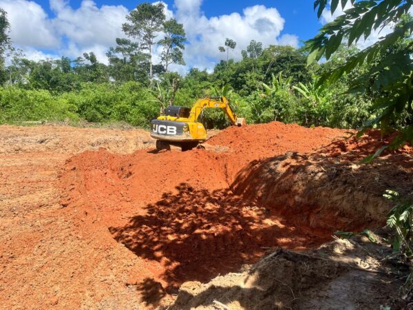 Máquinas da Prefeitura de Sena Madureira realizando construção de açudes na zona rural.