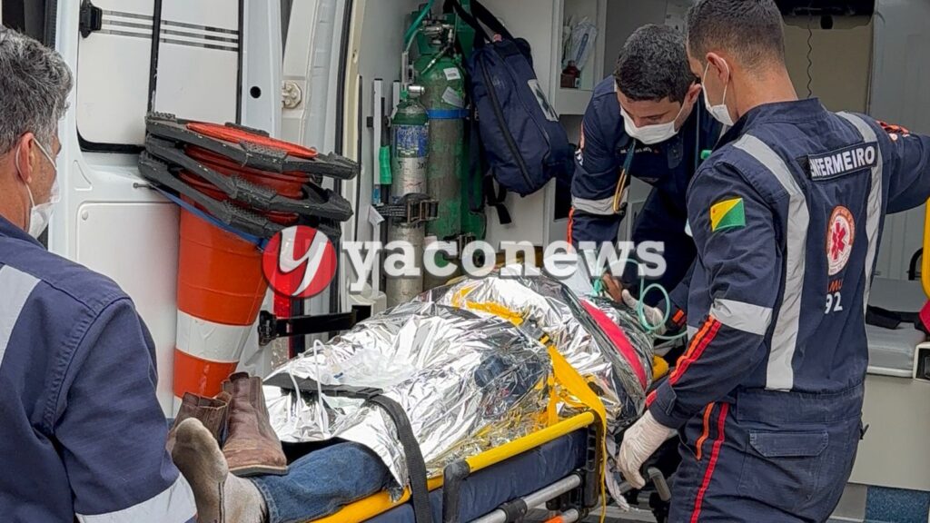 Equipes do Samu e Corpo de Bombeiros durante resgate de trabalhador vítima de descarga elétrica em Rio Branco.