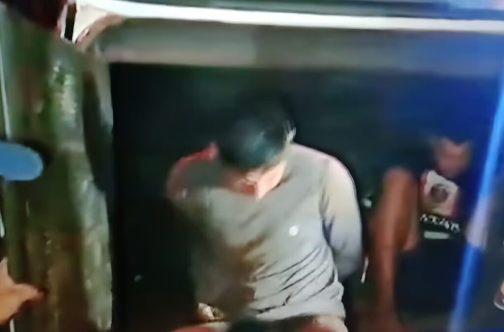 Viatura policial em frente à delegacia após prisão de suspeitos de assalto em Rio Branco.