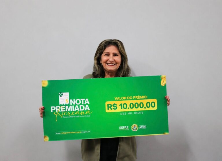 Ruth Braga comemorando prêmio recebido no Programa Nota Premiada Acreana.