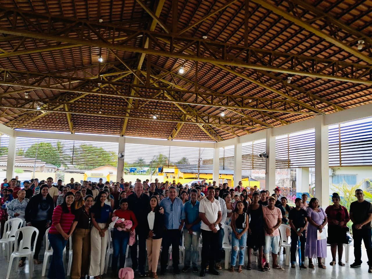 Prefeito Gerlen Diniz durante encontro com novos beneficiários do Bolsa Família em Sena Madureira.