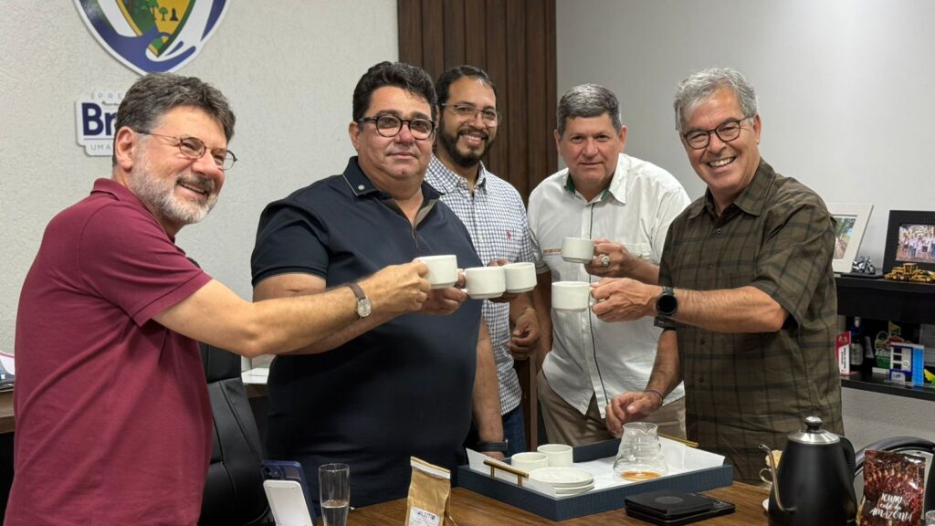 Jorge Viana ao lado do prefeito Carlinhos do Pelado durante visita à Prefeitura de Brasiléia