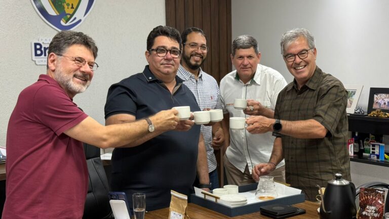Jorge Viana ao lado do prefeito Carlinhos do Pelado durante visita à Prefeitura de Brasiléia