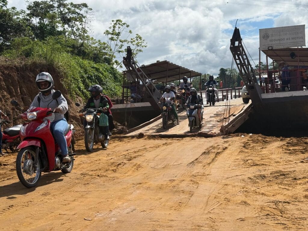 Equipes do Deracre trabalham na reconstrução da rampa de acesso da balsa entre Cruzeiro do Sul e Rodrigues Alves após erosão no Rio Juruá.