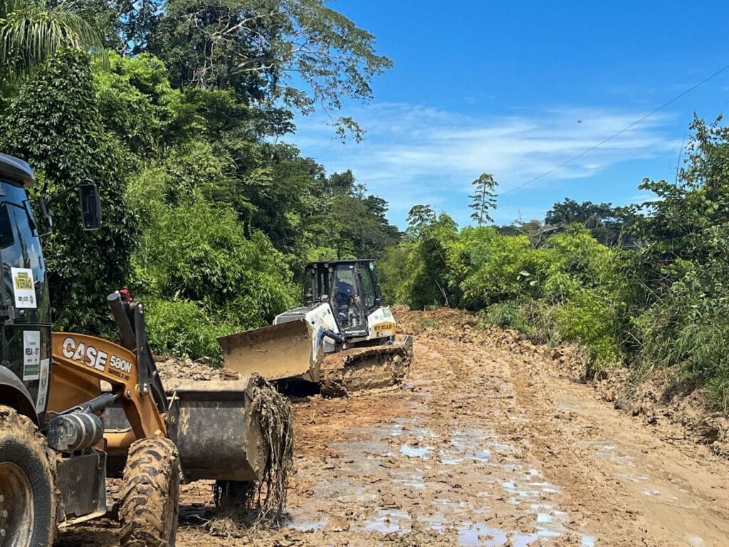 Máquinas do Deracre realizam serviços de recuperação e drenagem em ramais da Transacreana, na zona rural de Rio Branco.