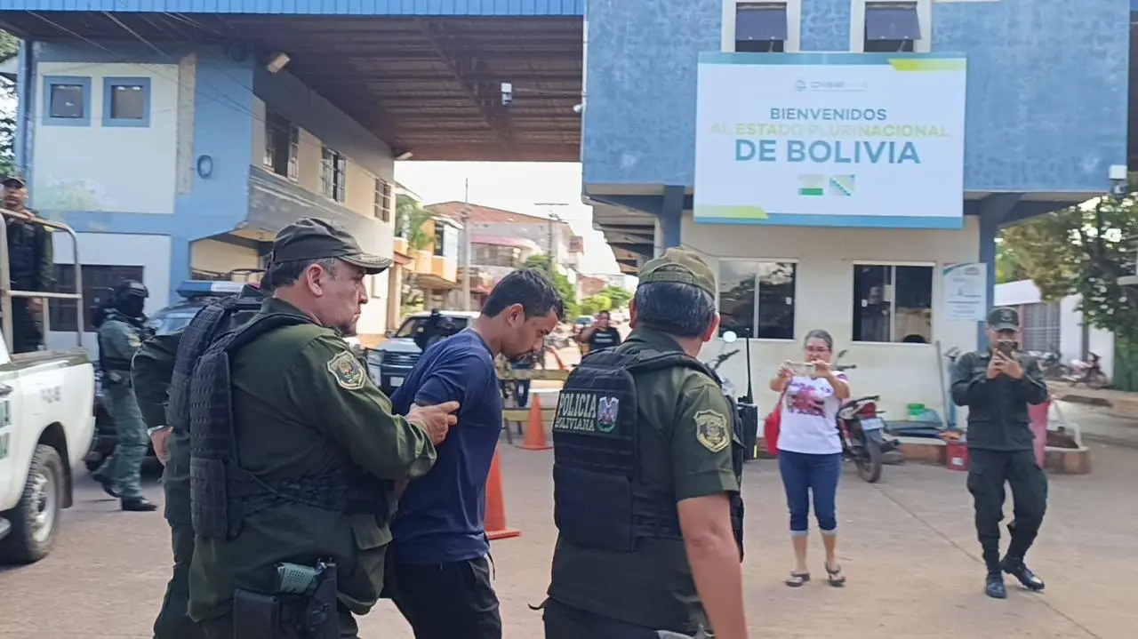 Homem foragido da justiça cearense por homicídio é capturado na Bolívia e entregue as autoridades do Acre