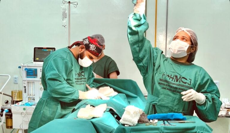 Equipe médica realiza cirurgia no Hospital Abel Pinheiro durante ações do programa Opera Acre em Mâncio Lima.