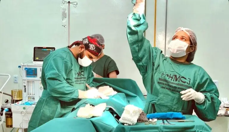 Equipe médica realiza cirurgia no Hospital Abel Pinheiro durante ações do programa Opera Acre em Mâncio Lima.