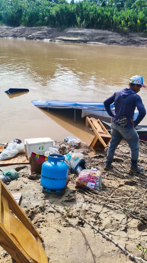 Embarcação afunda no rio Iaco acima de Sena Madureira e deixa uma pessoa desaparecida.
