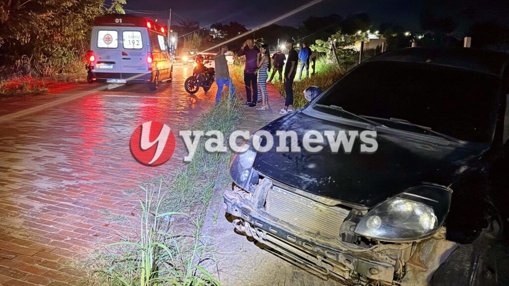 Rua em Rio Branco após atropelamento envolvendo carro que invadiu calçada.