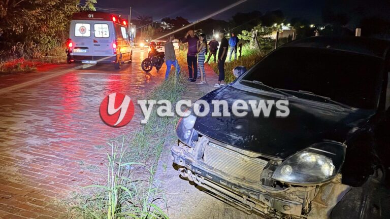 Rua em Rio Branco após atropelamento envolvendo carro que invadiu calçada.