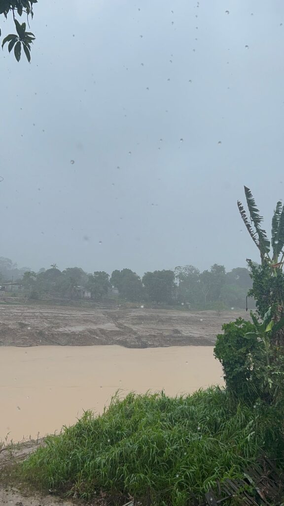Céu carregado e chuva forte durante temporal em Sena Madureira no Acre.