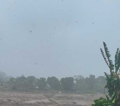 Céu carregado e chuva forte durante temporal em Sena Madureira no Acre.