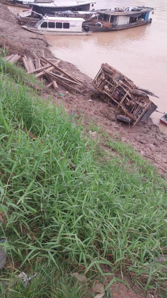Carro às margens do Rio Purus após acidente em Manoel Urbano