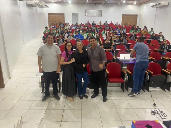 Estudantes participando de palestra sobre saúde mental em escola de Sena Madureira.