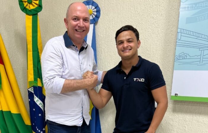 Prefeito Gerlen Diniz ao lado do novo secretário de Cultura de Sena Madureira.