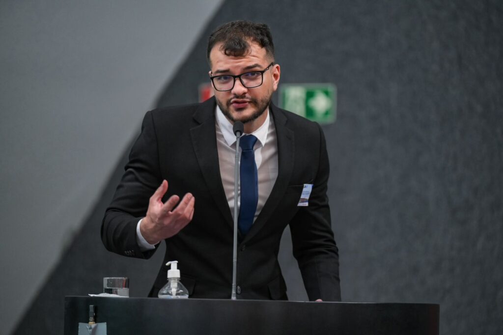Defensor público Henry Sandres durante congresso jurídico realizado pelo STJ em Brasília.