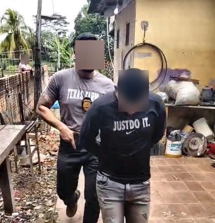 Agentes da Polícia Civil durante prisão de foragido acusado de roubo em Rio Branco.