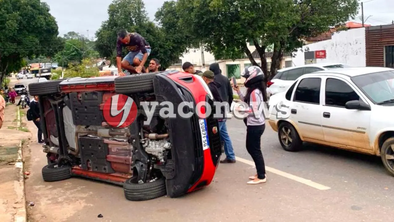 Militar perde controle de veículo, bate em carro estacionado e capota no bairro Vila Ivonete em Rio Branco