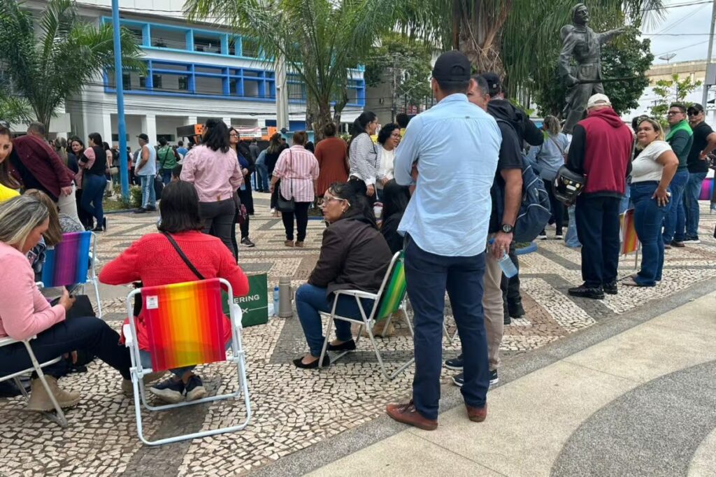 Professores e servidores da educação durante manifestação em frente à Prefeitura de Rio Branco.