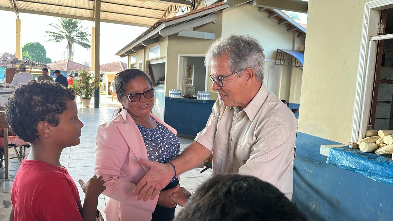 Jorge Viana durante visita à Feira dos Colonos em Sena Madureira.