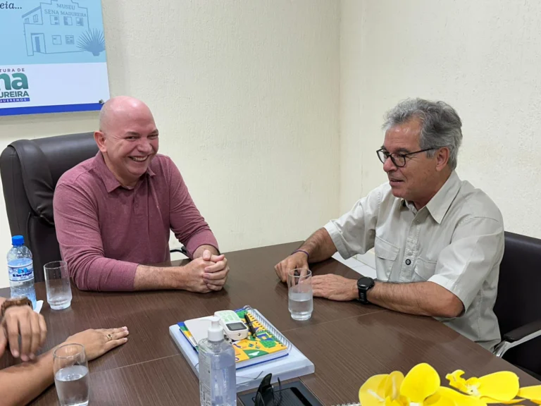 Jorge Viana e Gerlen Diniz durante encontro na Prefeitura de Sena Madureira.