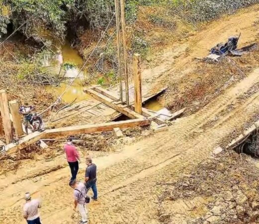 Prefeito Gerlen Diniz acompanha construção de ponte no ramal Olho D’Água em Sena Madureira.