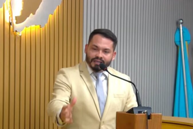 vereador Maycon Moreira durante sessão da Câmara de Sena Madureira