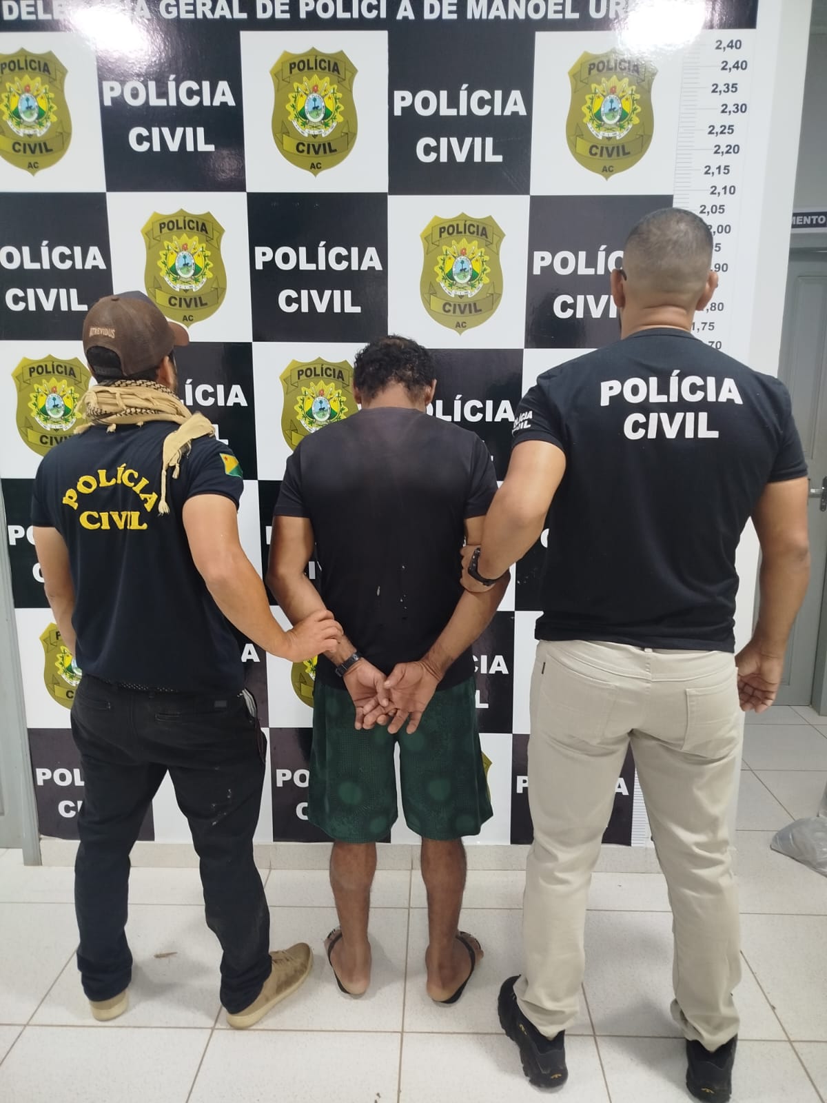 Homem acusado de matar vizinho em Manoel Urbano se entrega à polícia após um mês foragido