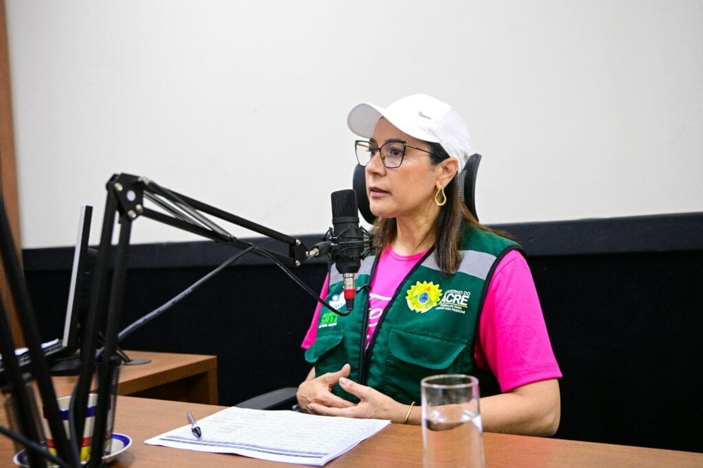 Governadora Mailza Assis durante entrevista à Rádio Aldeia FM no Alto Acre acompanhada de autoridades estaduais.