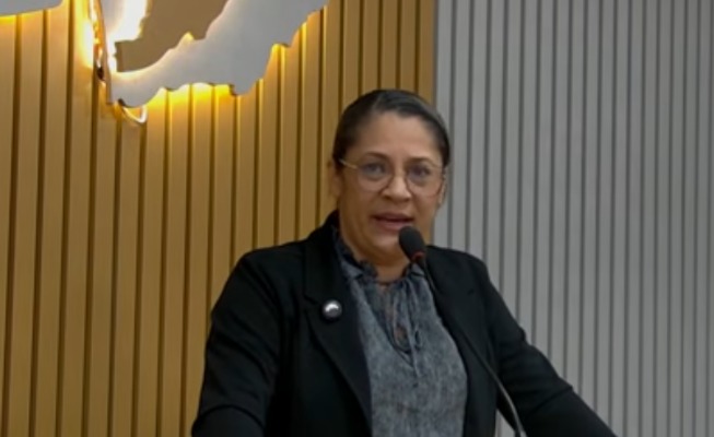 Vereadora Ivoneide Bernardino durante sessão na Câmara de Sena Madureira
