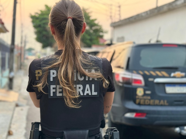 Polícia Federal investiga fraudes em licitações e desvio de recursos do transporte escolar em Capixaba (AC). Mandados foram cumpridos e contratos somam R$ 900 mil.