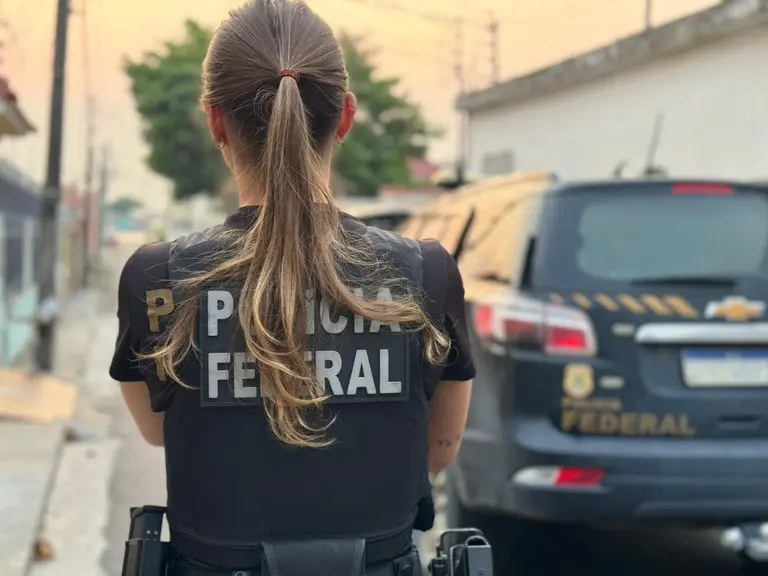 Polícia Federal investiga fraudes em licitações e desvio de recursos do transporte escolar em Capixaba (AC). Mandados foram cumpridos e contratos somam R$ 900 mil.