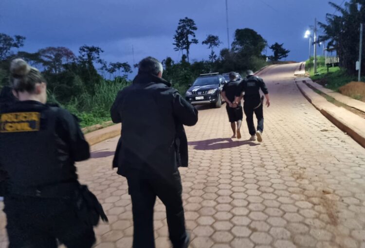 Viatura da Polícia Civil durante operação que resultou na prisão de suspeito ligado ao crime organizado em Bujari.