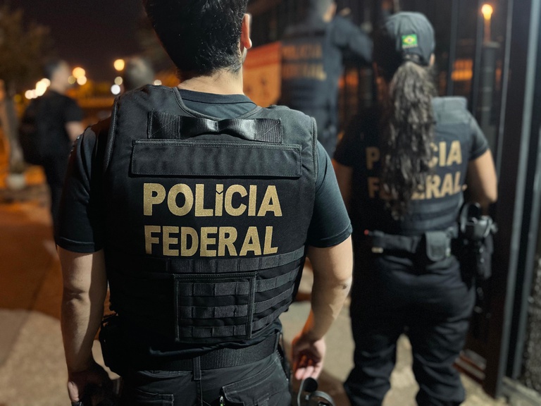 Viatura da Polícia Federal durante operação de prisão em Porto Velho.