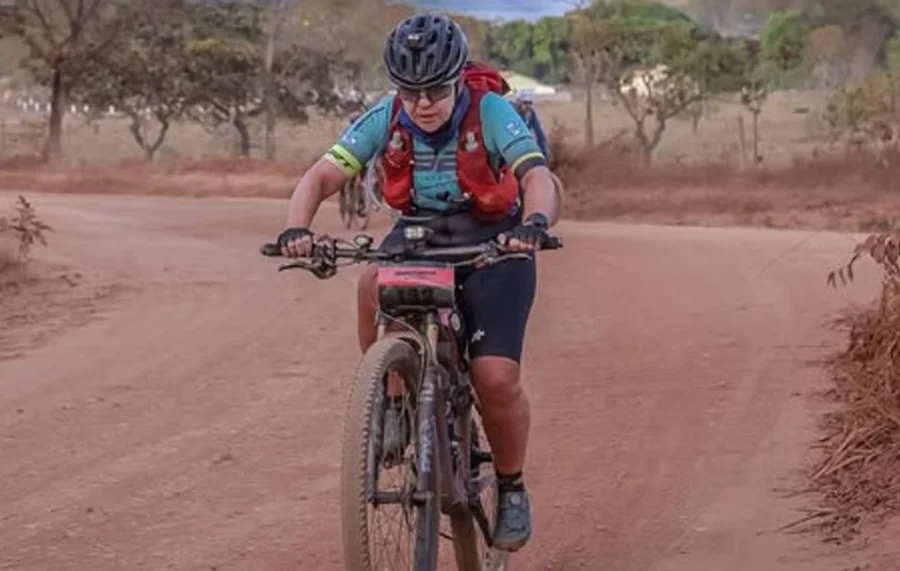 Ciclista Eliana Tamietti durante competição de ultradistância antes de prova realizada na Serra da Mantiqueira.