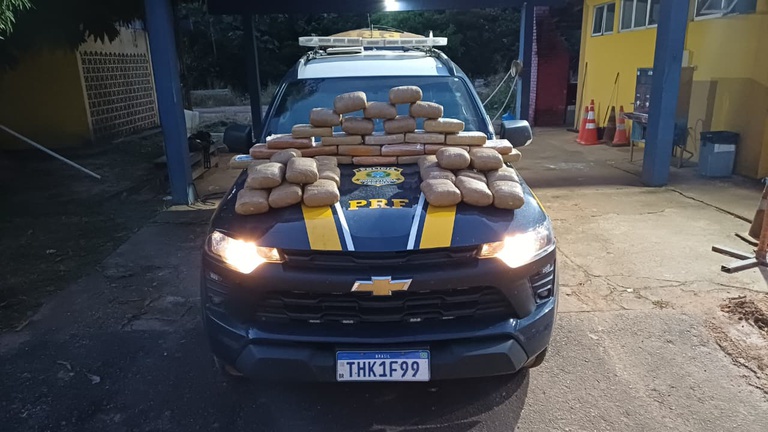 Drogas apreendidas pela PRF dentro de carro abandonado em Porto Velho.