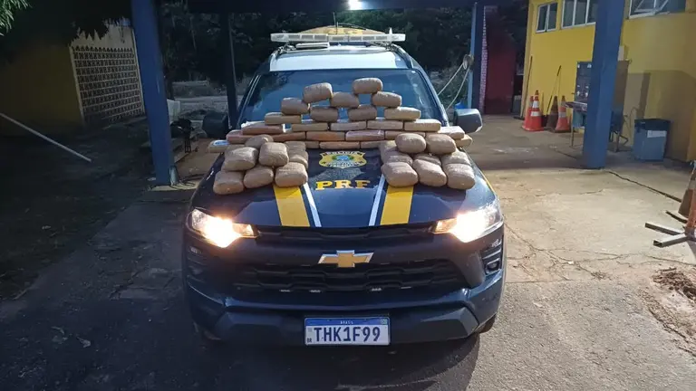 Drogas apreendidas pela PRF dentro de carro abandonado em Porto Velho.