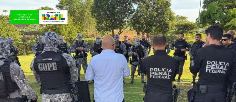 Policiais penais realizam revista em cela durante operação contra celulares em presídios brasileiros.