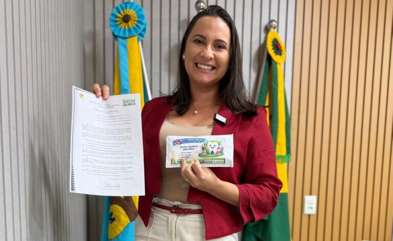 Vereadora Helissandra Matos durante fala sobre projeto de saúde bucal