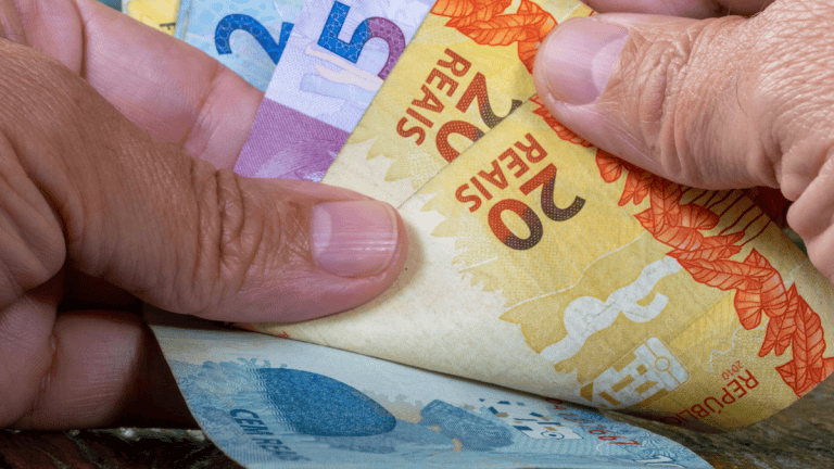 Servidores públicos do Acre beneficiados com pagamento de prêmio de valorização anunciado pelo governo estadual.