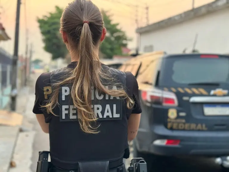 Agente da Polícia Federal durante operação em investigação envolvendo comunidades indígenas no Acre.