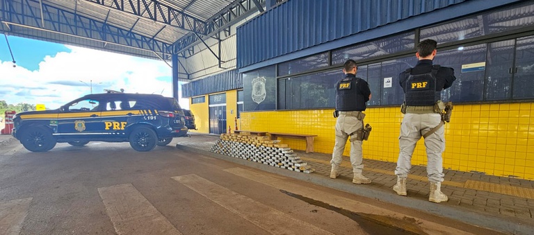 Drogas apreendidas pela PRF escondidas em pneus de caminhão durante fiscalização na BR-364.