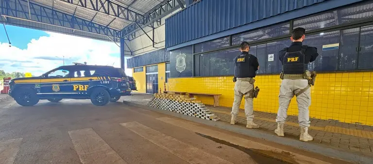 Drogas apreendidas pela PRF escondidas em pneus de caminhão durante fiscalização na BR-364.