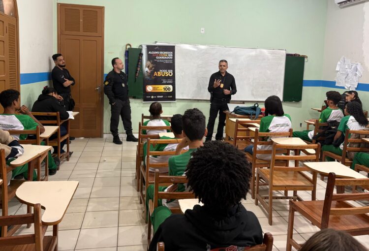 Policiais civis realizando palestra sobre prevenção ao abuso sexual em escola de Marechal Thaumaturgo.