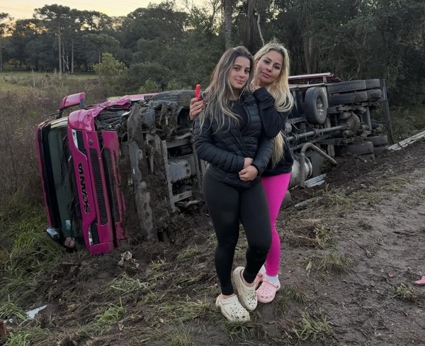 Caminhoneira influencer sofre acidente e tomba carreta em Santa Catarina após saída de pista