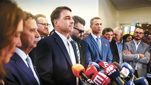 Senador Flávio Bolsonaro durante agenda política em meio à crise envolvendo Daniel Vorcaro.