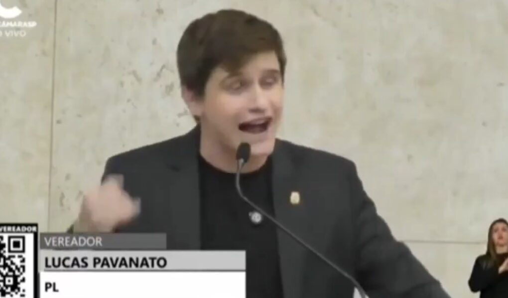 Vereador Lucas Pavanato durante sessão na Câmara Municipal de São Paulo.