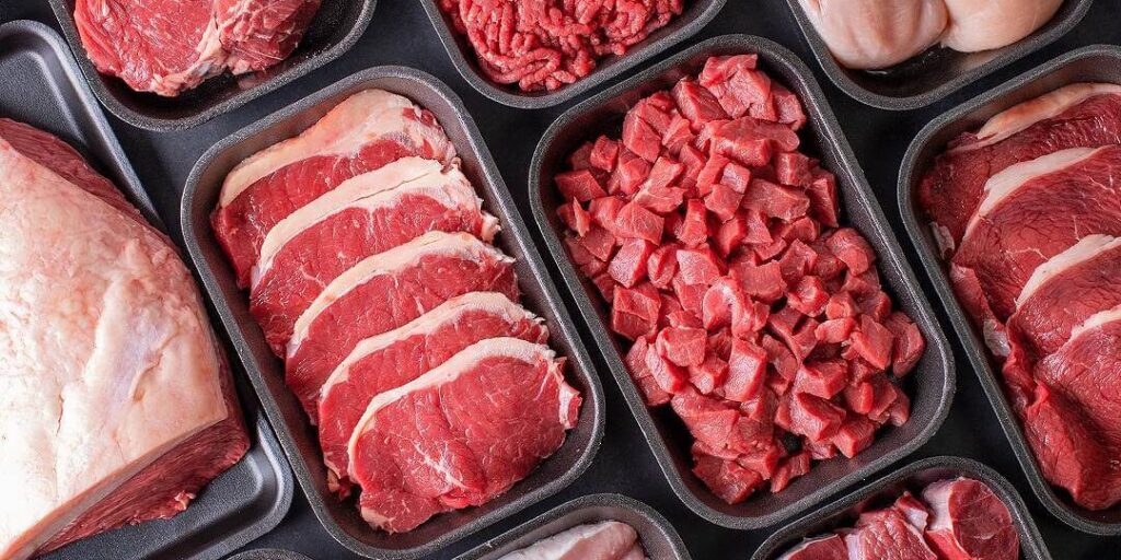 Cortes de carne bovina expostos em balcão frigorífico de açougue